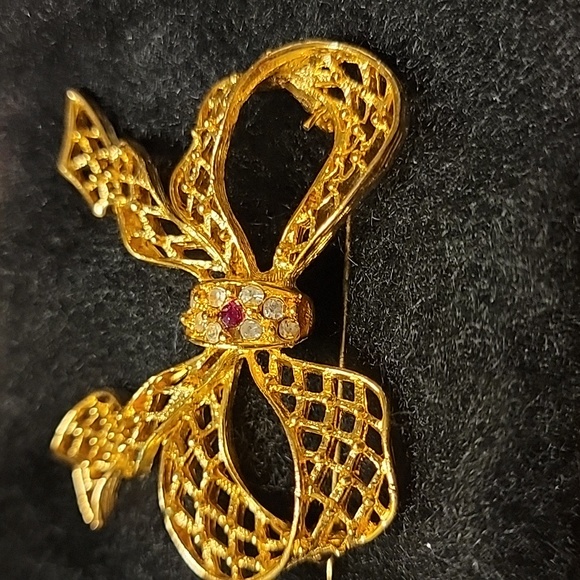 Cut Out Ribbon Bow Gold Tone Brooch Pin Christmas Holiday Clear Red Faux Stones - Picture 11 of 16